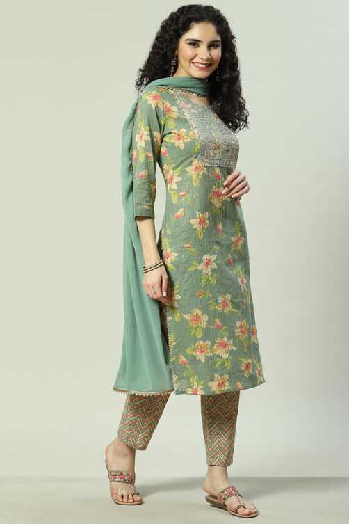 Green Cotton Blend Yard-dyed Kurta & Pants Suit Set image number 6