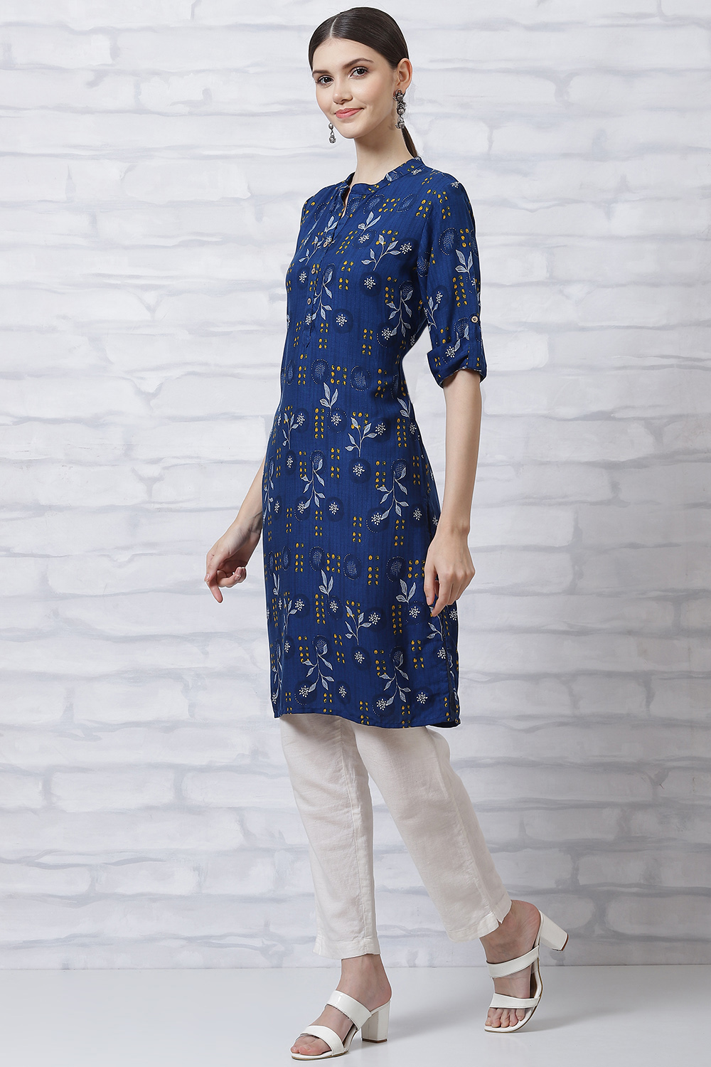 Indigo Blue Botanical Printed Straight Kurta image number 2