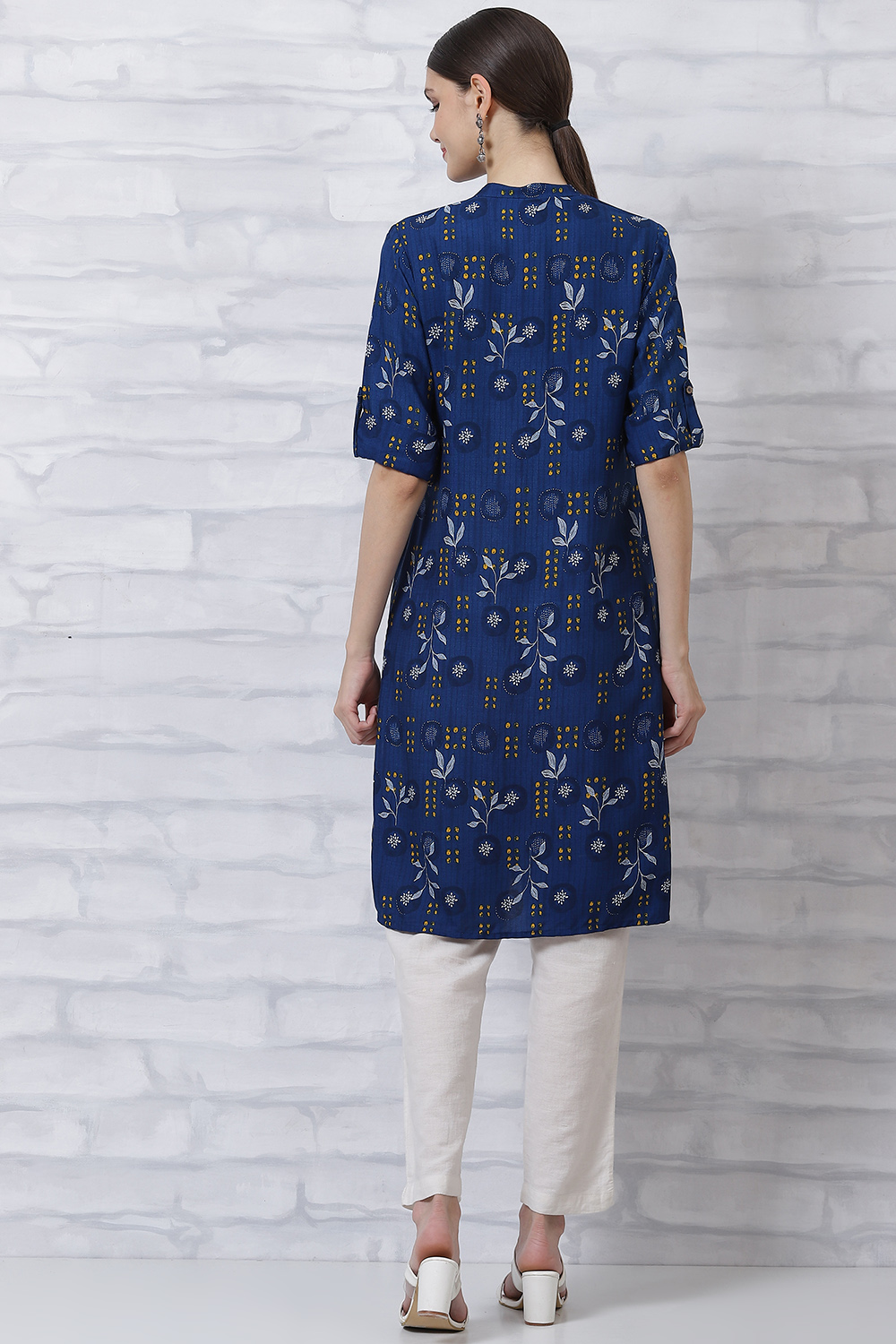 Indigo Blue Botanical Printed Straight Kurta image number 4