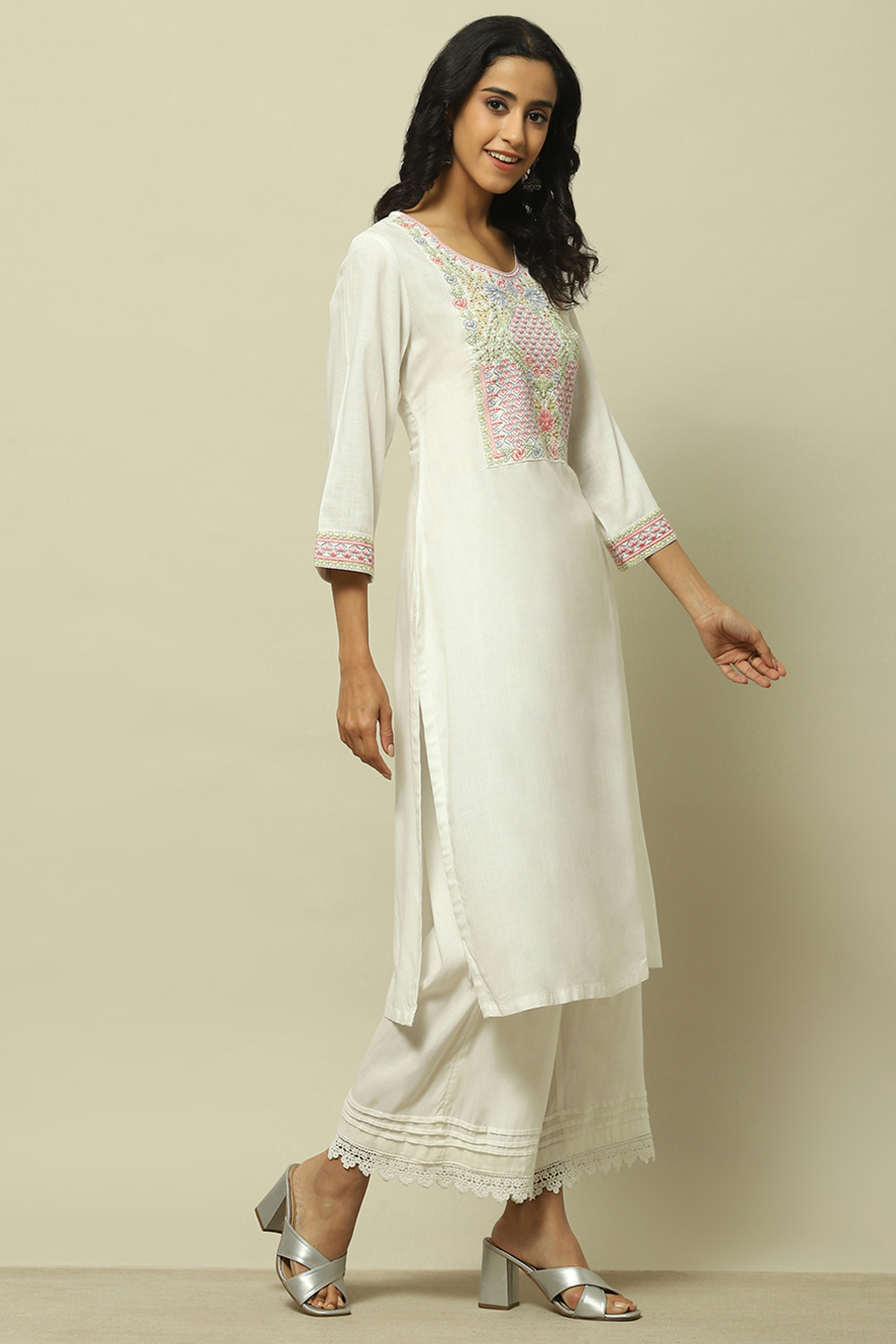 White Threadwork Detail Straight Kurta image number 4