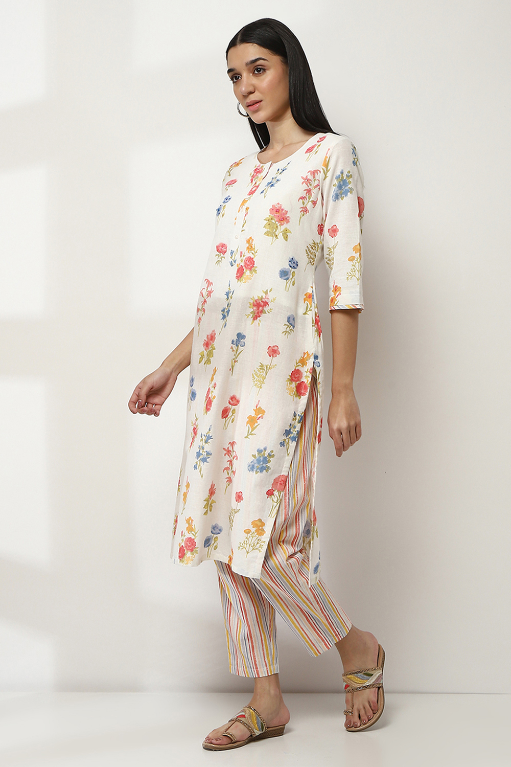 Off-White Cotton Floral Straight Kurta Set image number 3