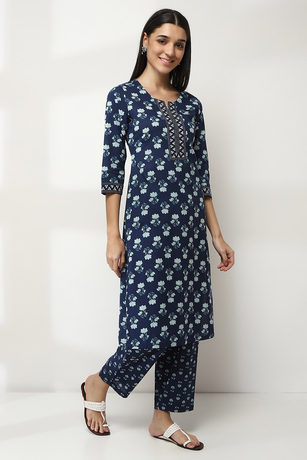 Indigo Cotton Floral Straight Kurta image number 4