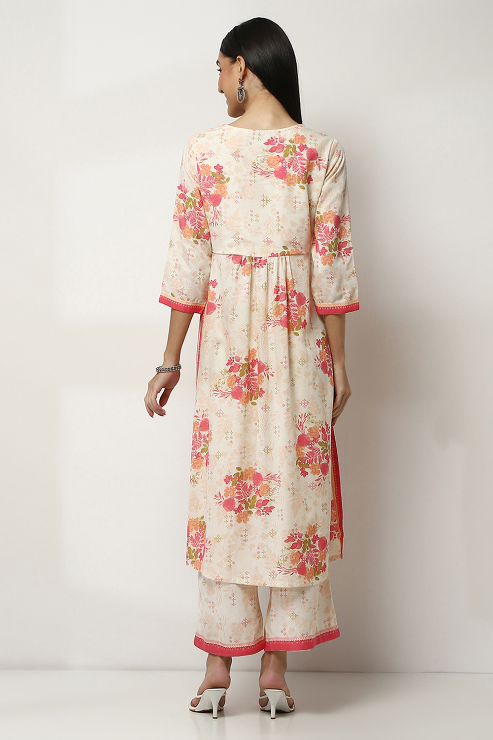 Peach-Toned Floral Printed Gathered Suit Set image number 4