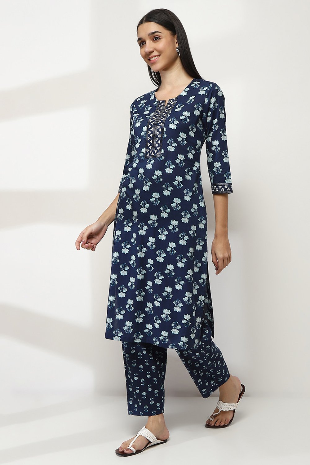 Indigo Cotton Floral Straight Kurta image number 2