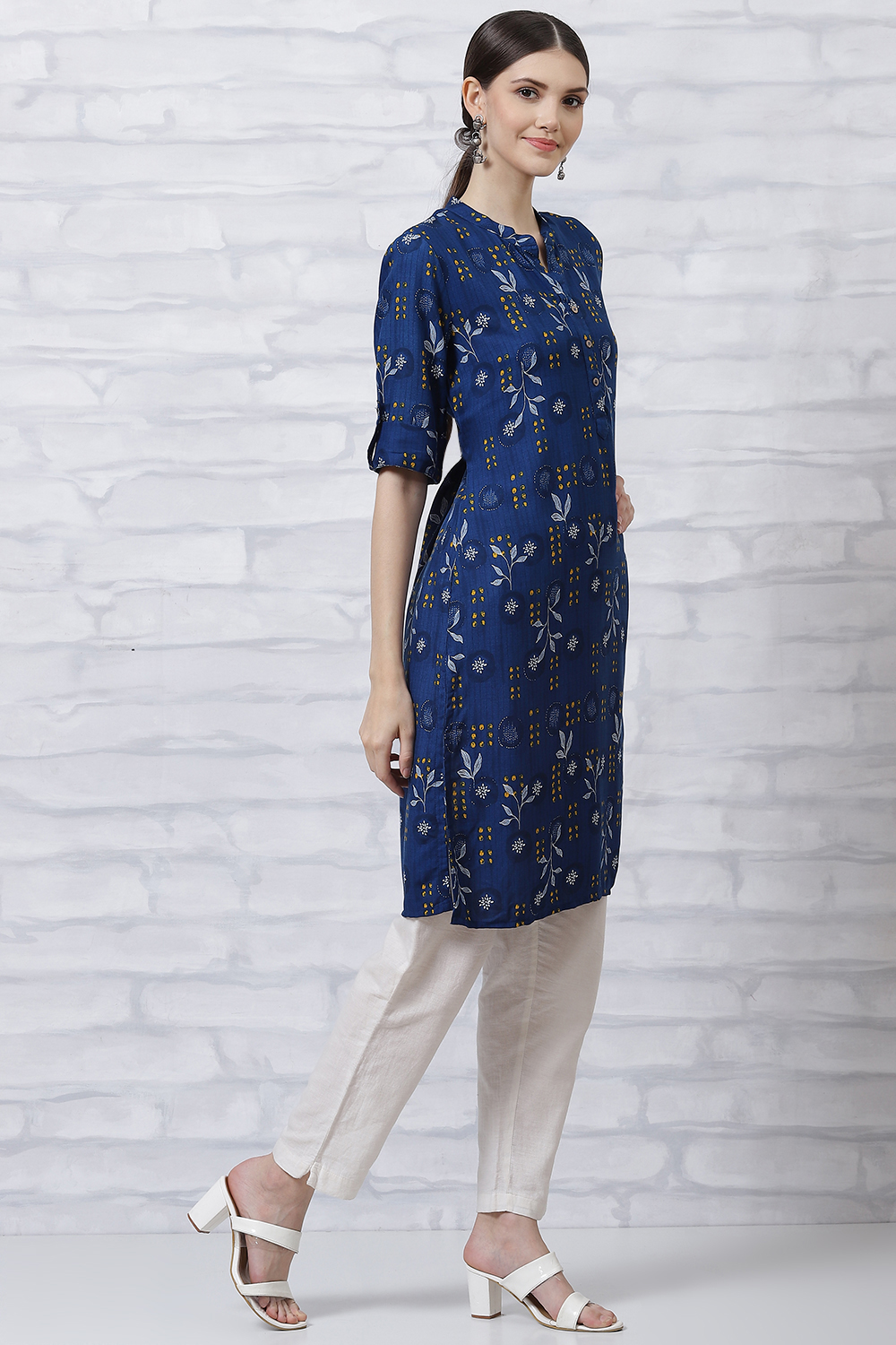 Indigo Blue Botanical Printed Straight Kurta image number 3