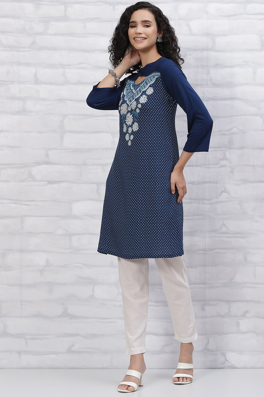 Indigo LIVA Straight Cut Out Kurta image number 2