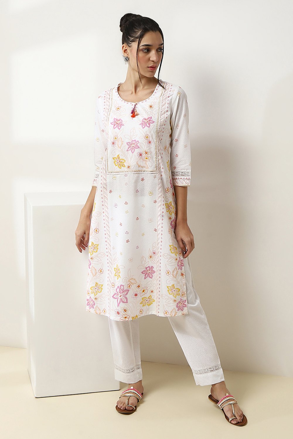 White Cotton Floral Straight Kurta image number 0