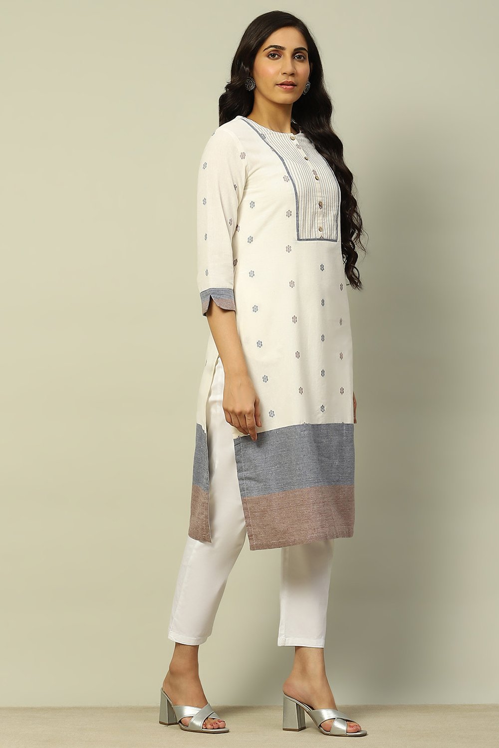 White Cotton Floral Yard dyed Straight Kurta image number 4