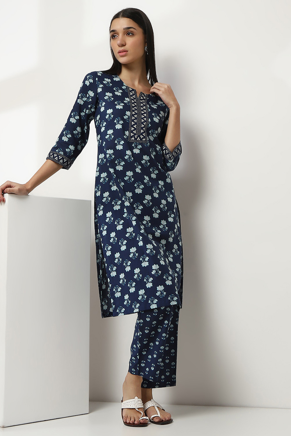 Indigo Cotton Floral Straight Kurta image number 0