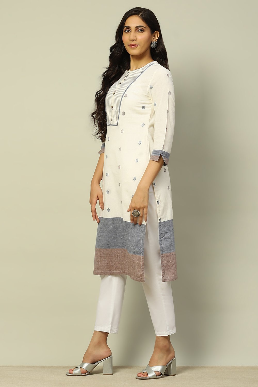 White Cotton Floral Yard dyed Straight Kurta image number 2