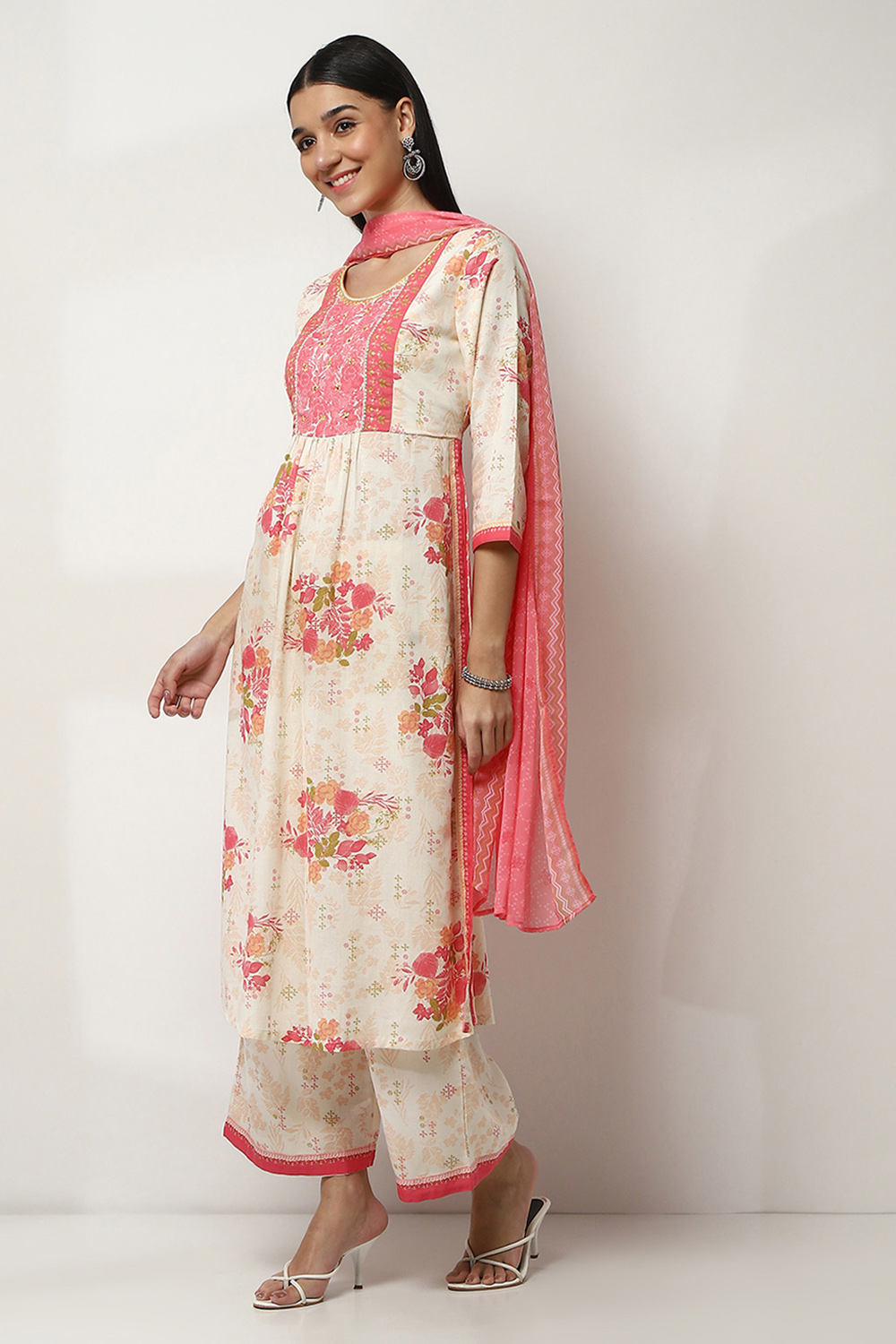 Peach-Toned Floral Printed Gathered Suit Set image number 3